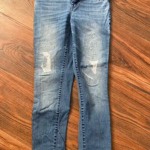 Distressed crop jeans, stretchy.